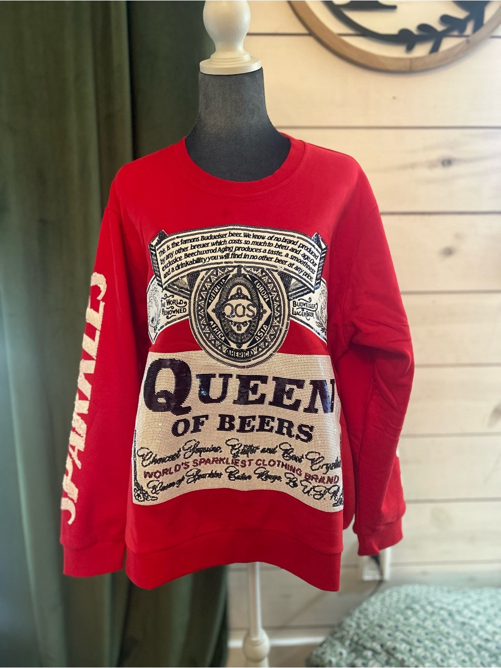 QUEEN OF SPARKLES Red Queen Of Beers Graphic Sweatshirt